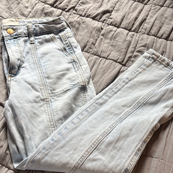 Universal Thread High Rise Light Wash Jeans - Picture 2 of 3